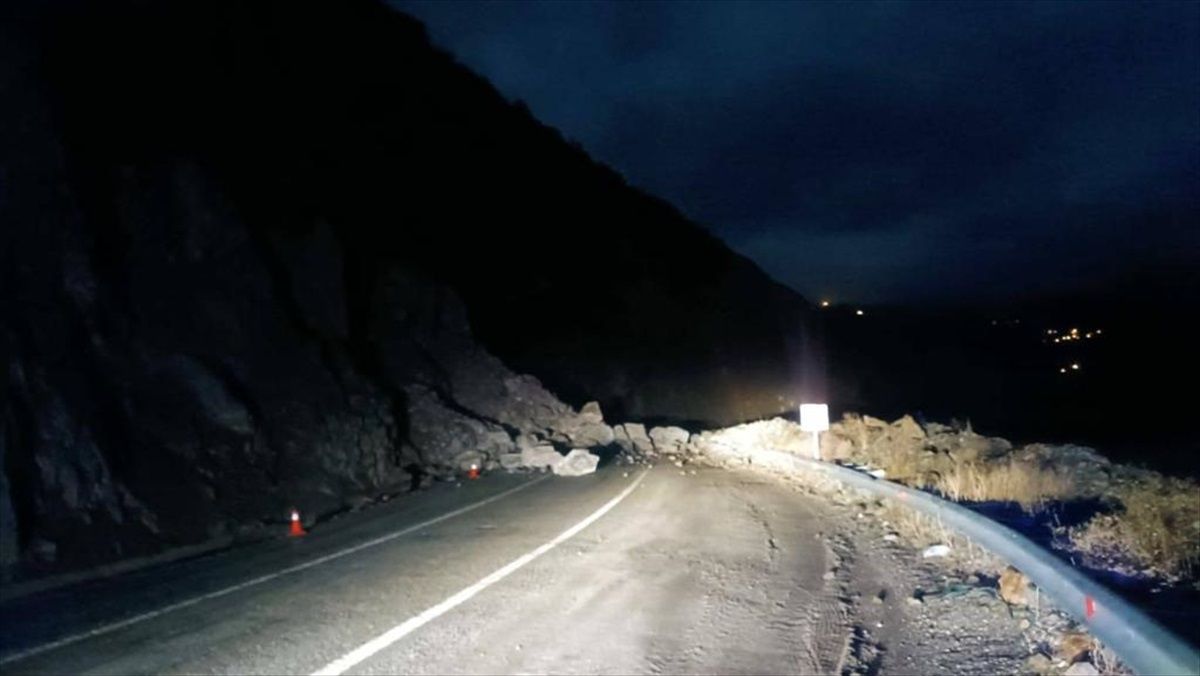 Artvin-Ardahan kara yolu heyelan nedeniyle ulaşıma kapandı