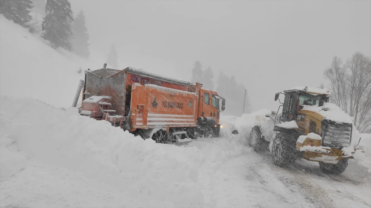 Artvin-Ardahan kara yolu kar sebebiyle ulaşıma kapandı