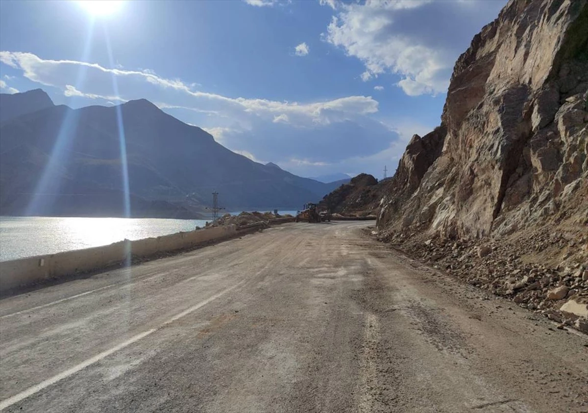 Artvin-Ardahan kara yolunda heyelan ve kaya düşmesi sonrası ulaşım normale döndü