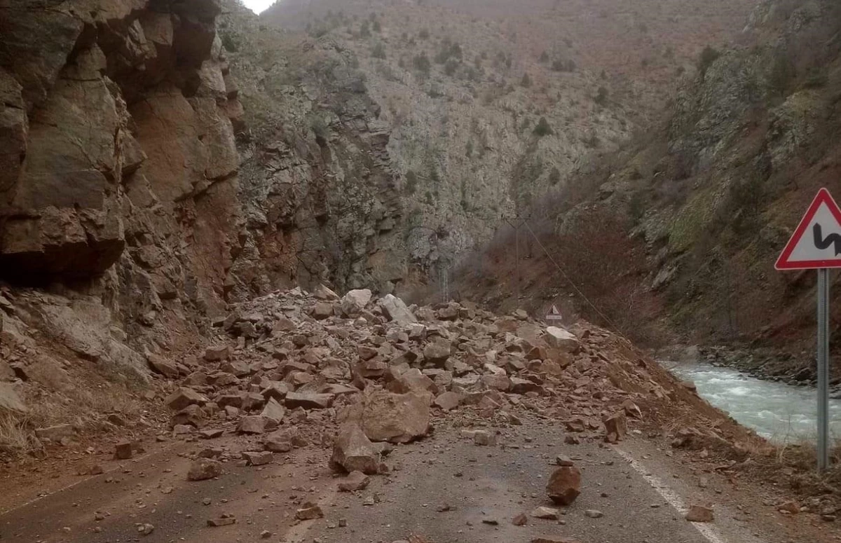 Artvin-Şavşat-Ardahan kara yolu heyelan nedeniyle ulaşıma kapandı