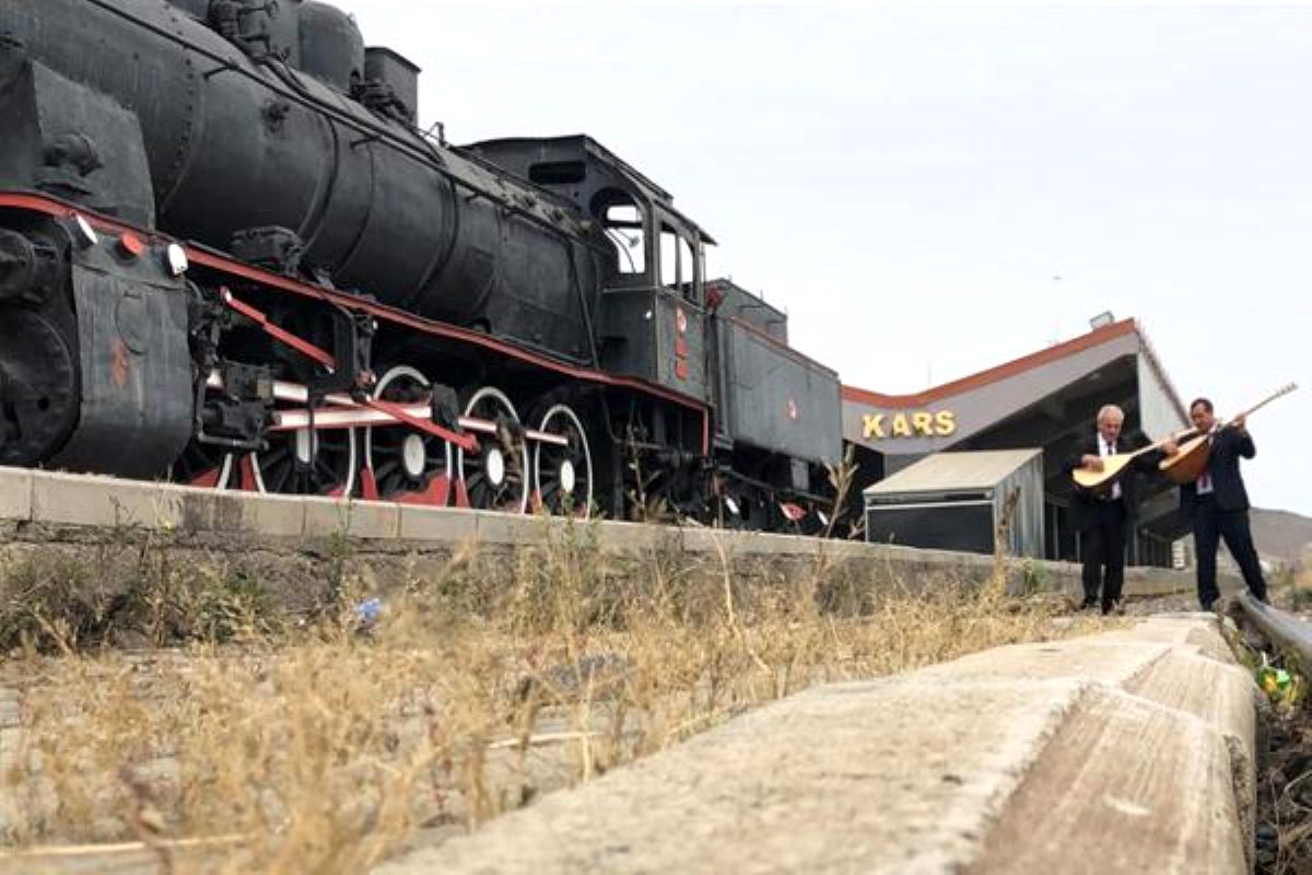 Aşıklar bu kez Doğu Ekspresi seferlerinin başlaması için saz çaldılar