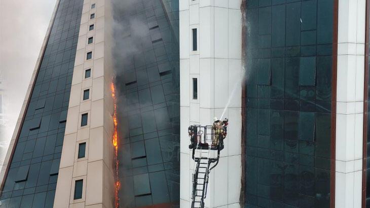 Ataşehir'de 18 katlı binada yangın