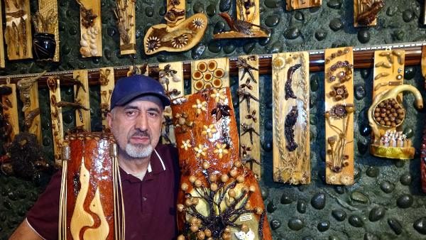 Atıkları sanat eserine dönüştürüyor