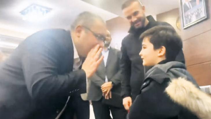 Babasına iş isteyen çocuğa rüşvet sorusu tepki çekti: CHP’li Özarslan özür diledi