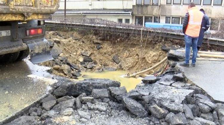 Bahçelievler'de caddede çökme oldu, cadde trafiğe kapatıldı
