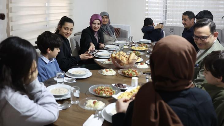 Bakan Göktaş iftarda depremzede Sınırgeç ailesi ile birlikteydi