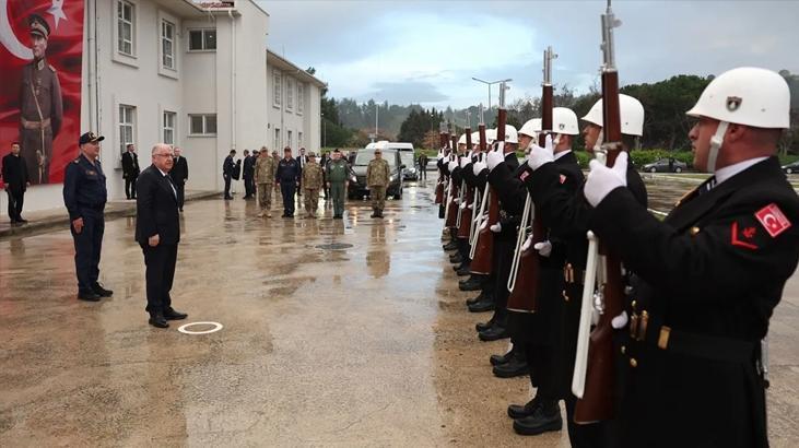Bakan Güler ve kuvvet komutanlarından Çanakkale'de Barbaros Şehitliği'ne ziyaret