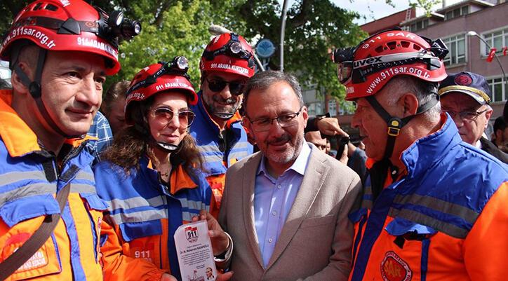 Bakan Kasapoğlu depremde görev yapan itfaiyecilerle bir araya geldi