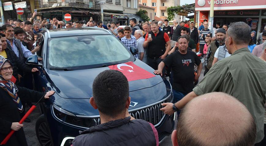 Bakan Kasapoğlu Togg’la Manisa’da ilçe turu attı