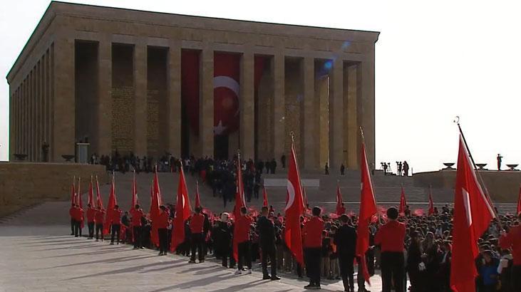 Bakan Tekin ve çocuklardan Anıtkabir'e ziyaret