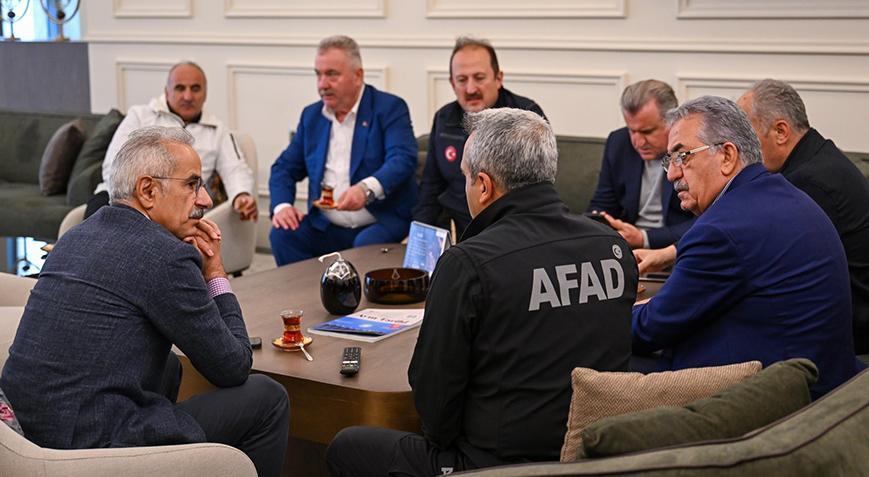 Bakan Uraloğlu: Rize'de tüm ekiplerimiz gece gündüz çalışıyor