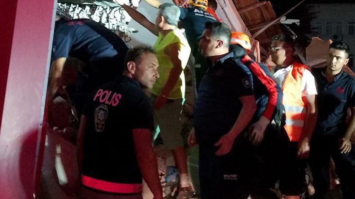 Balıkesir'de deprem! Yıkılan binadan bir kişi sağ olarak çıkarıldı