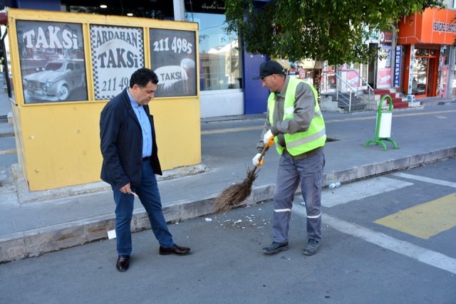 Başkan Demir, temizlik çalışanlarını denetledi