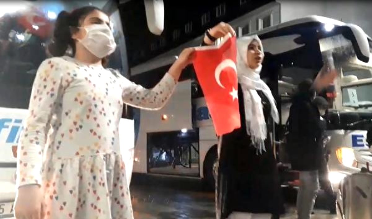 Bayraklarla çıktıkları yurttan helallik isteyerek ayrıldılar