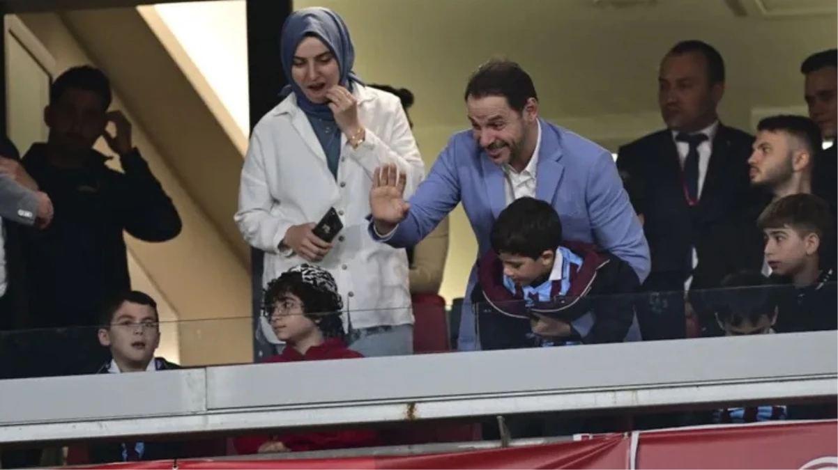 Berat Albayrak aylar sonra ilk kez görüntülendi! Çocuklarıyla birlikte Beşiktaş-Trabzonspor finalini izledi