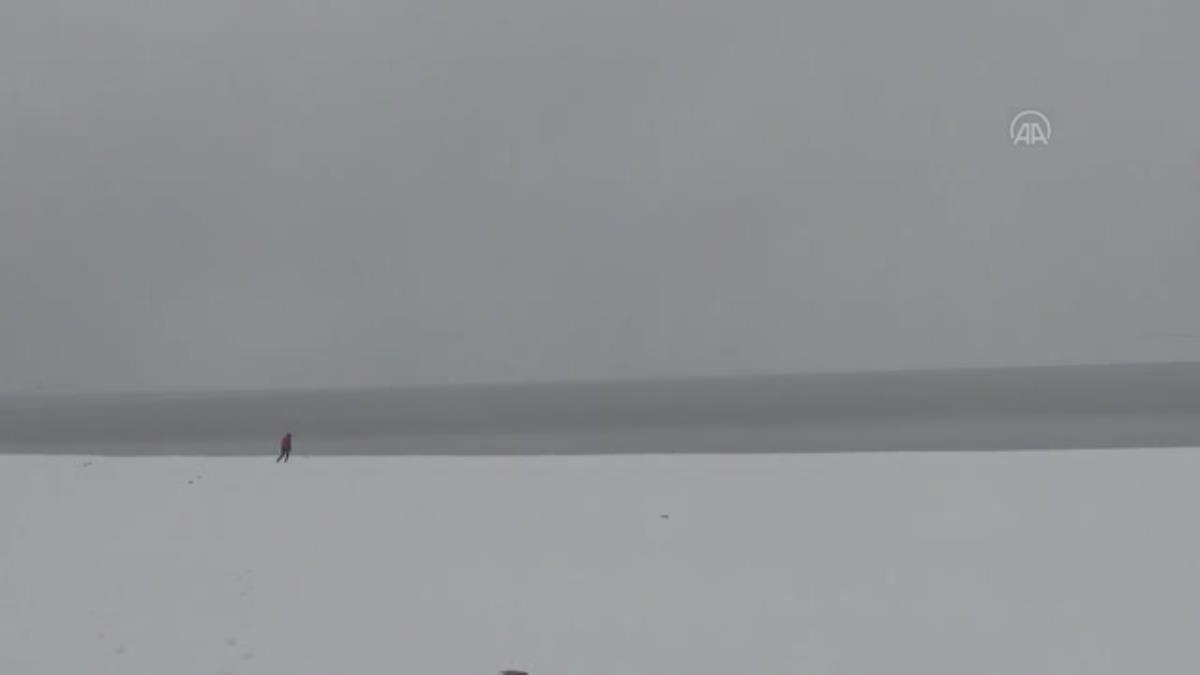 Beyaza bürünen Susuz Şelalesi ile Aygır Gölü sisle kaplandı