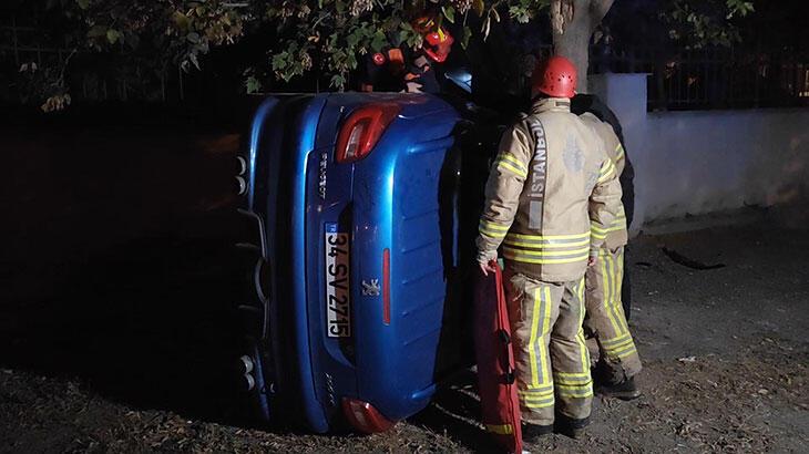 Beylikdüzü'nde takla atan otomobil ağaçla bahçe duvarı arasına sıkıştı