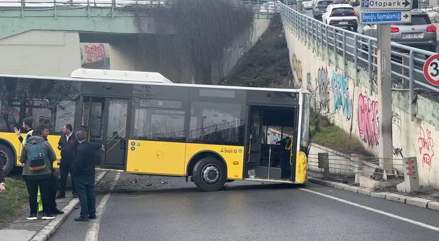 Beyoğlu'nda İETT otobüsü kaza yaptı! Yol trafiğe kapandı