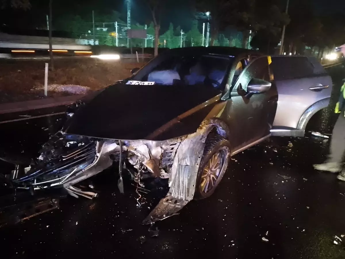 Bilecik’in Pazaryeri ilçesinde iki otomobilin çarpışması sonucu 2 kişi yaralandı.