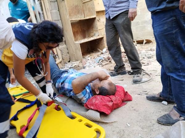 Bina yıkımında 4 metreden düşen işçi, ağır yaralı