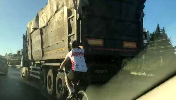 Bisikletlinin tehlikeli yolculuğu