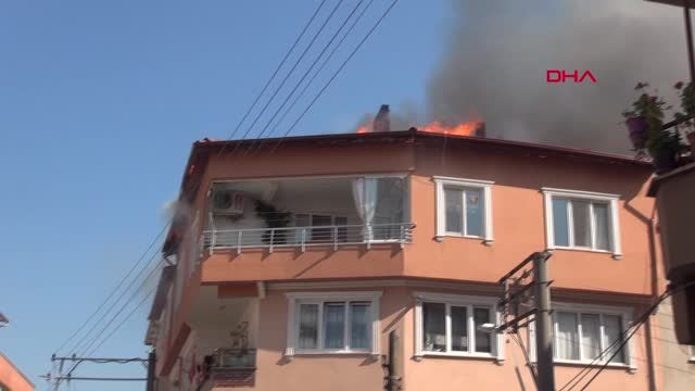 BURSA Çatıda yangın çıktı, çökme nedeniyle zor anlar yaşandı