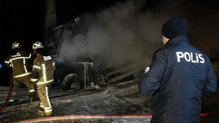 Bursa'da kamyon, direğe çarpıp alev aldı: 2 ölü, 2 yaralı