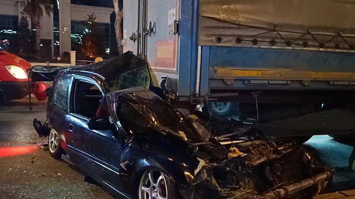 Bursa'da Otomobil, TIR’ın Dorsesinin Altına Girdi