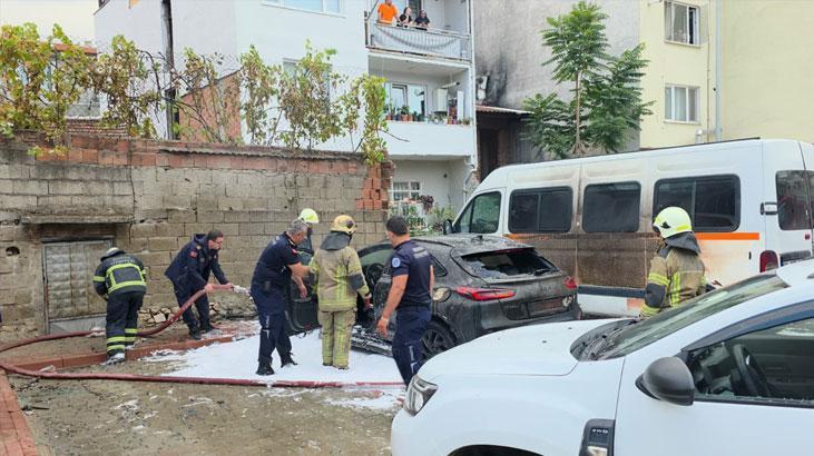 Bursa'da otoparkta 3 araç bir anda alev aldı