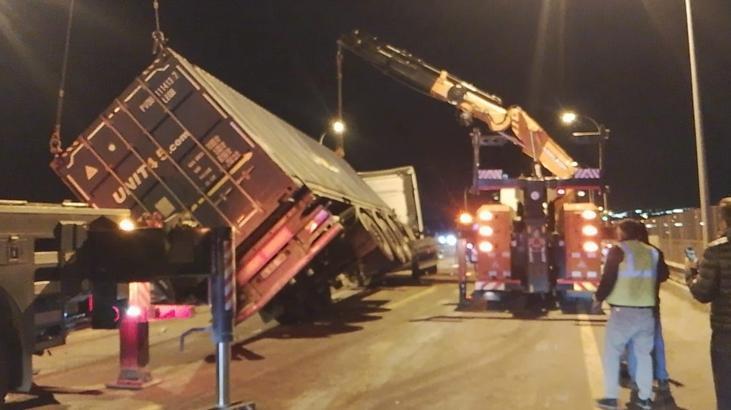 Büyükçekmece TEM Otoyolu’nda TIR Devrildi