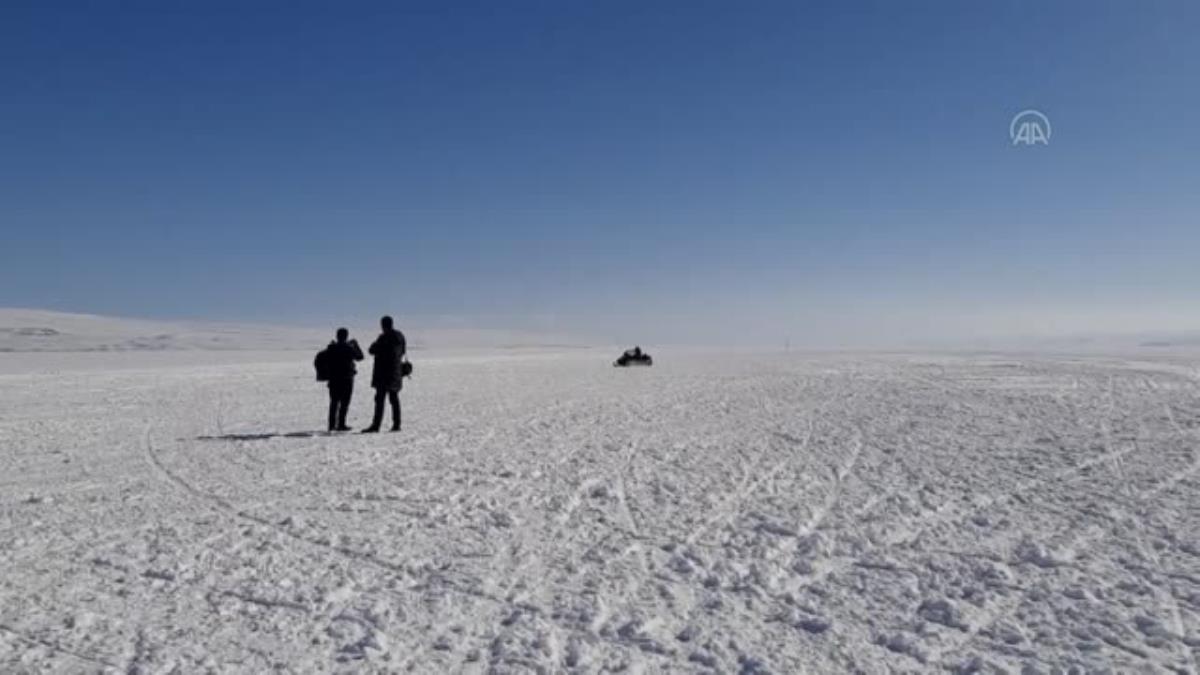Buz kalınlığı 40 santimetreye ulaşan Çıldır Gölü'nde kar motoruyla gezinti