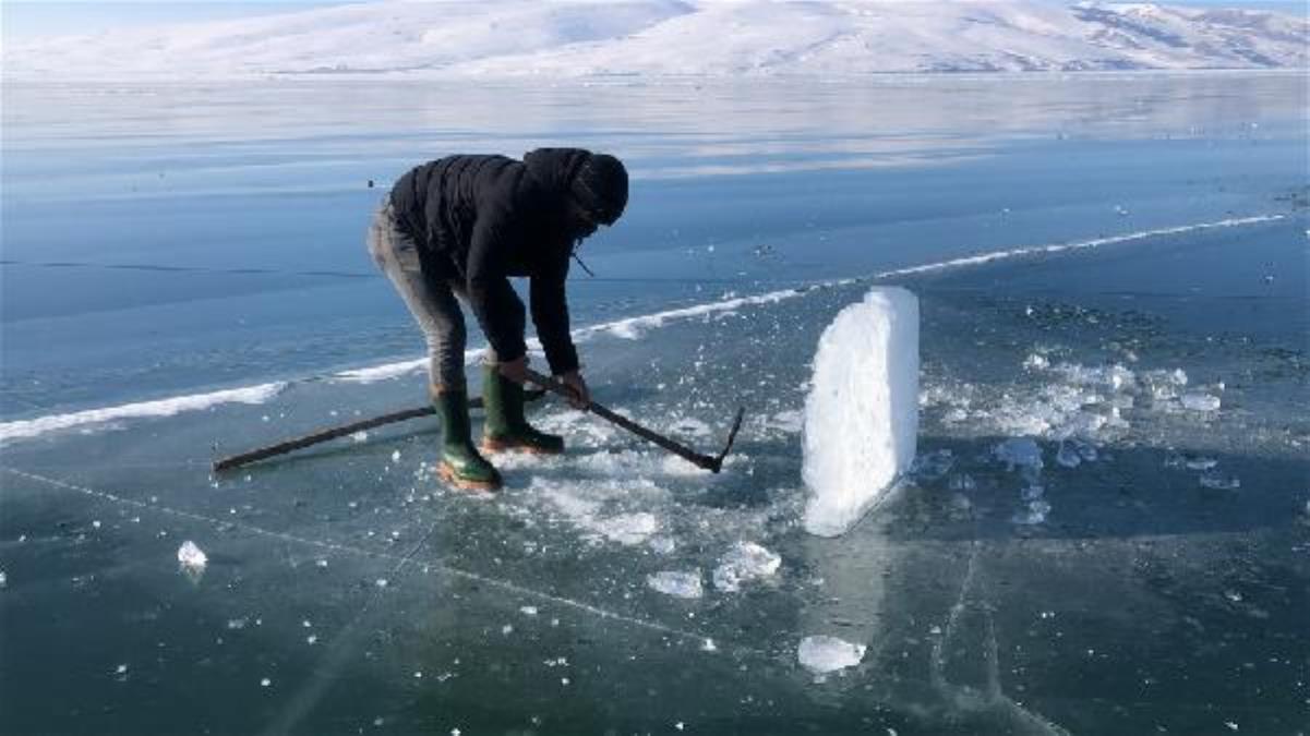 Buz tutan Çıldır Gölü'nde ailecek Eskimo usulü balık avı
