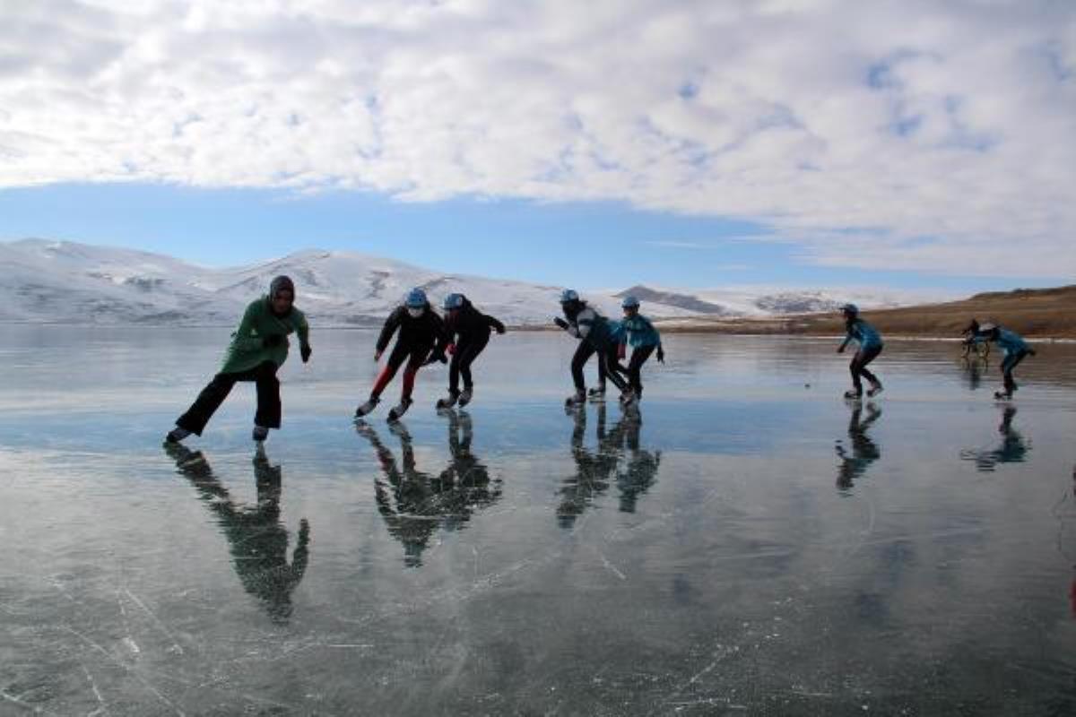 Buz tutan Çıldır Gölü'nde sürat pateni antrenmanı
