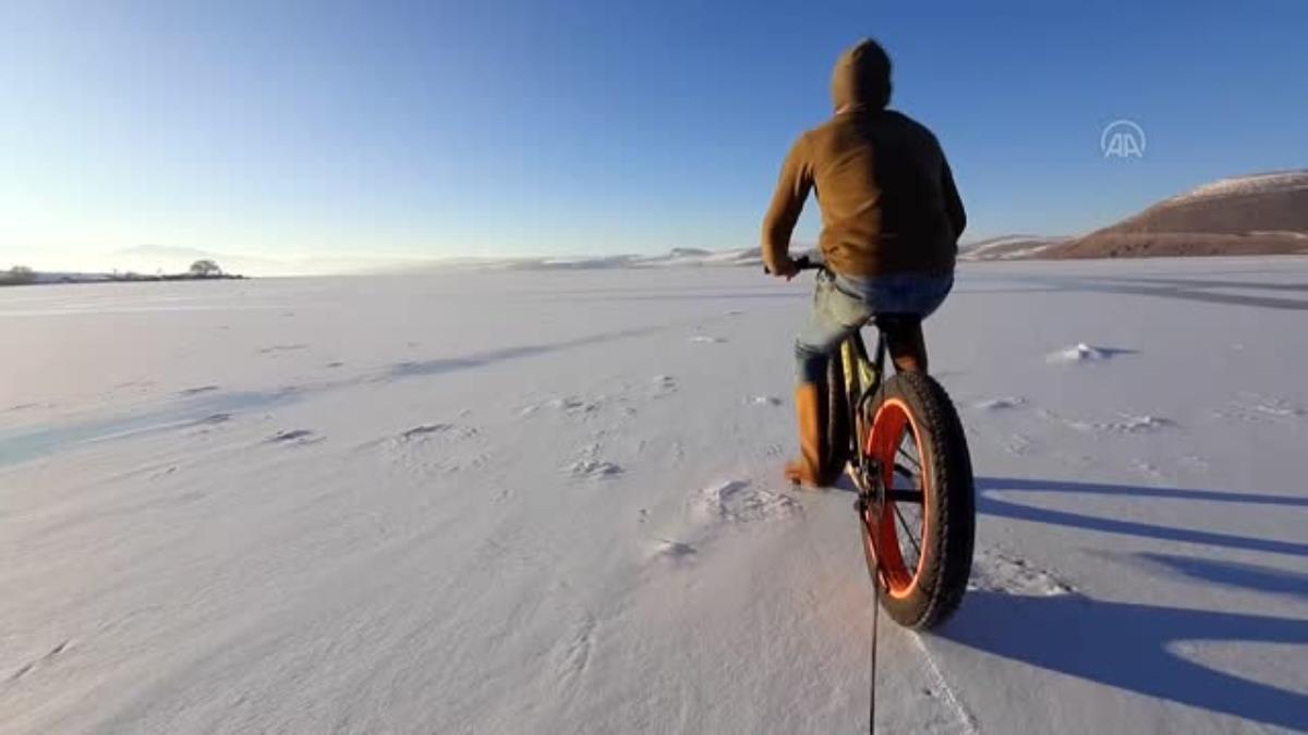 Buzla kaplı Çıldır Gölü'nde bisikletle gezinti keyfi