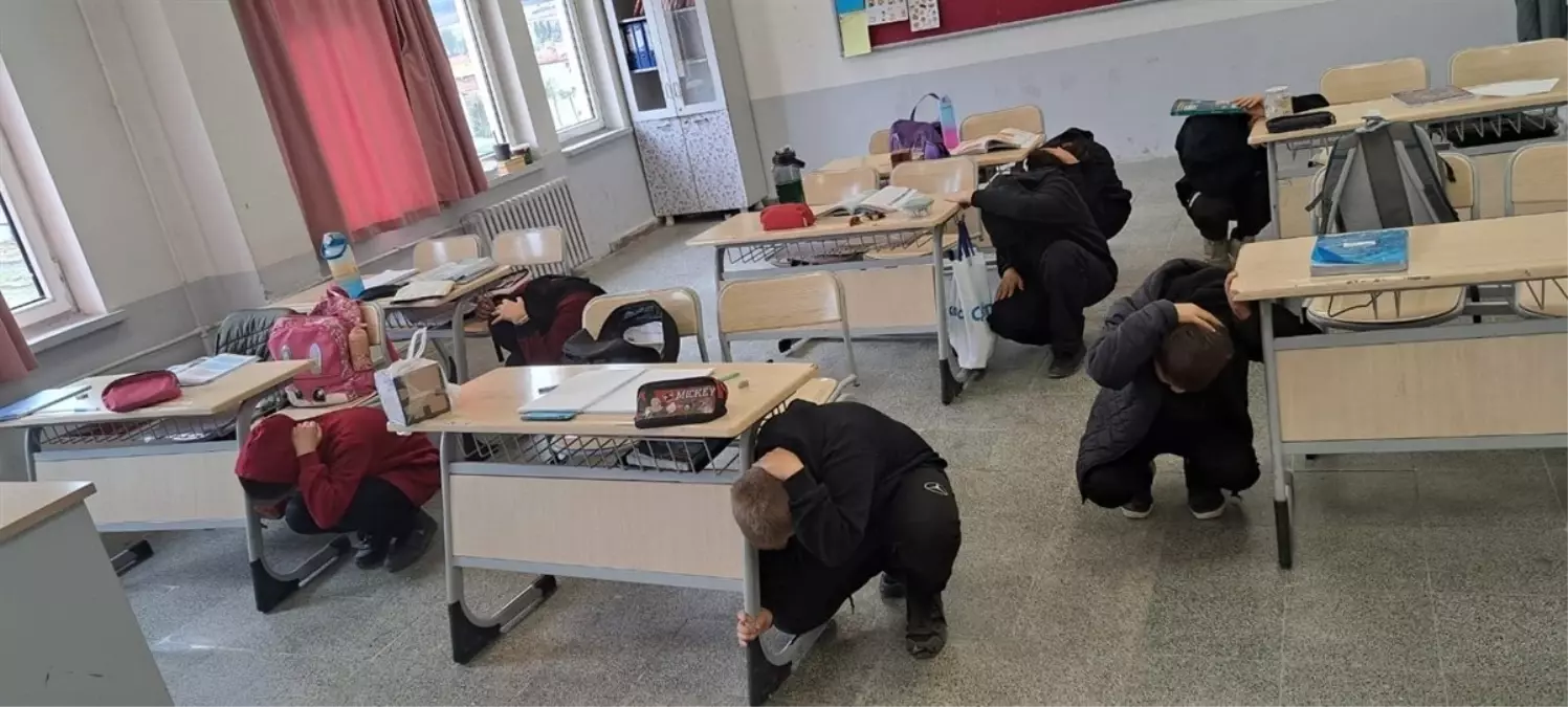 Çerkeş’te Okullarda Tahliye Tatbikatı Gerçekleştirildi
