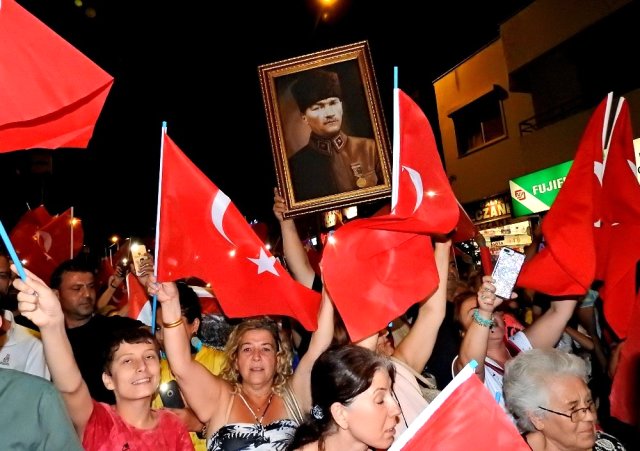 Çeşme'de Fener Alayında Meşaleler Yerine Cep Telefonu Işıkları Yandı