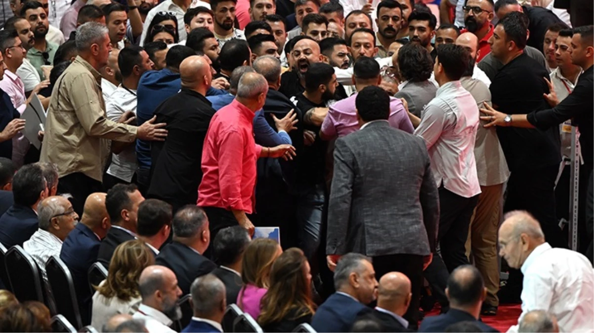 CHP İzmir İl Kongresi'nde yumruklu kavga! Arbedenin arasında kalan Tunç Soyer polis eşliğinde salondan çıkarıldı