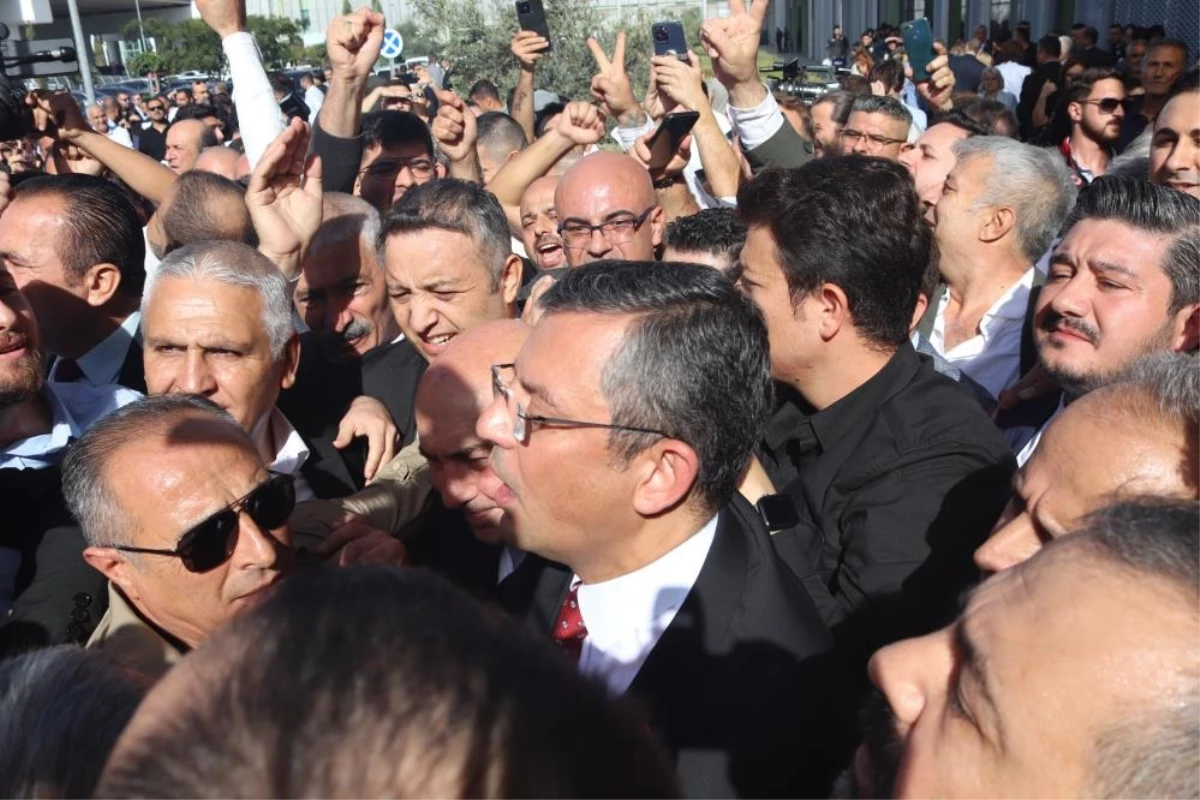 CHP lideri Özgür Özel'i İzmir'de coşkulu bir kalabalık karşıladı! Gazeteciler ve vatandaşlar ezilme tehlikesi yaşadı