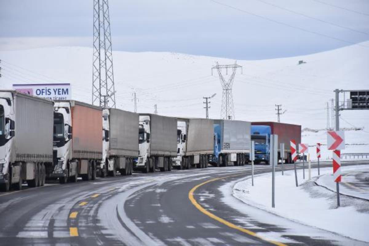 Çıldır-Aktaş kara yolu tır geçişine açıldı