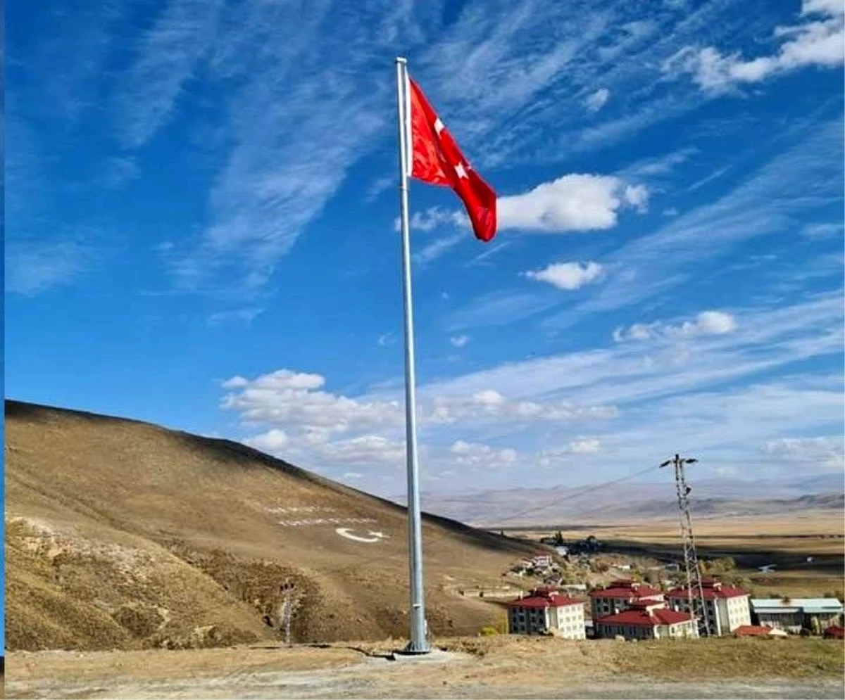Çıldır Belediyesi Viyadüğe Dev Türk Bayrağı Astı