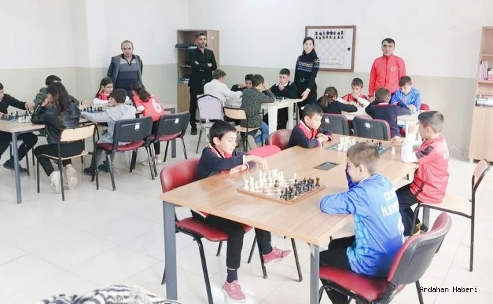 Çıldır’da Amatör Haftası kapsamında İlkokul, Ortaokul ve Liseler arası satranç turnuvası düzenlendi