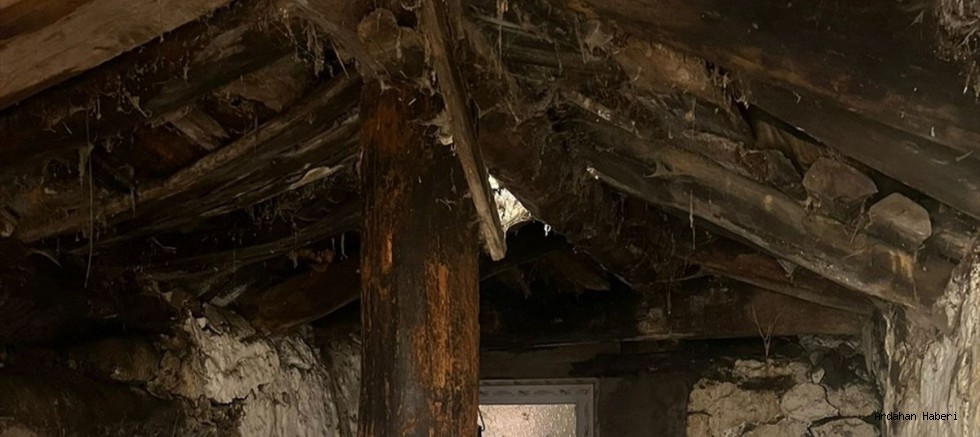 Çıldır’da Kar Ağırlığı Facia Getirdi: Ev ve Ahır Çöktü