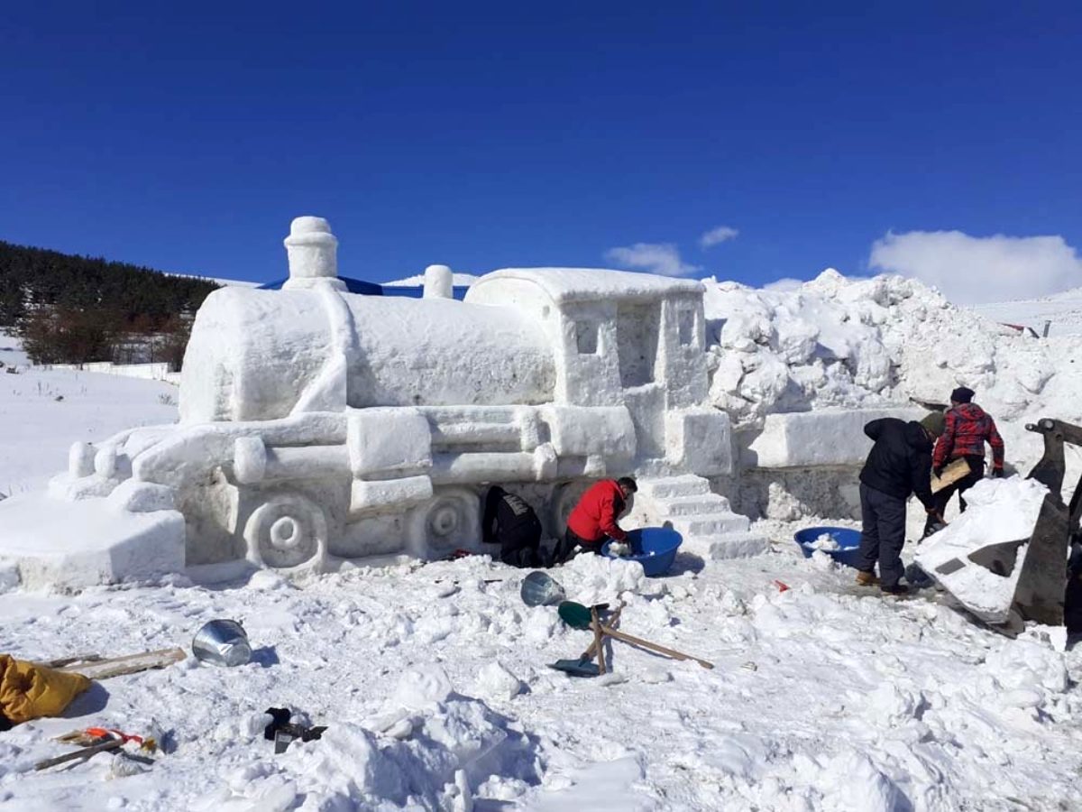 Çıldır daki Doğu Ekspresi'nin Kardan Heykeline Turislerden Yoğun İlgi 