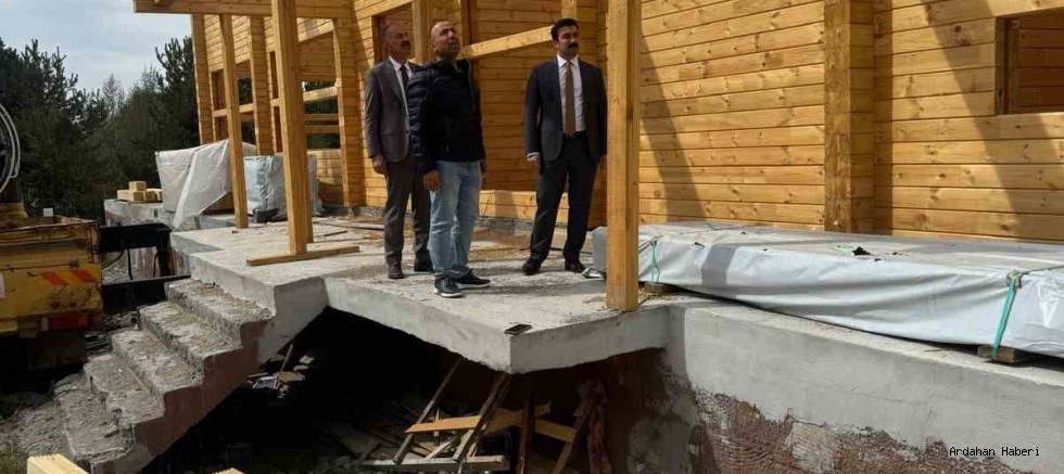 Çıldır Gölü Kıyısında Kütük Ev Çalışmaları Sürüyor