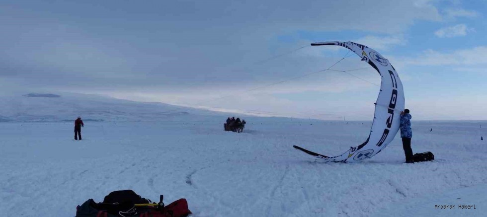 Çıldır Gölü’nde Buz Üzerinde Paraşüt Keyfi: Nefes Kesen Anlar