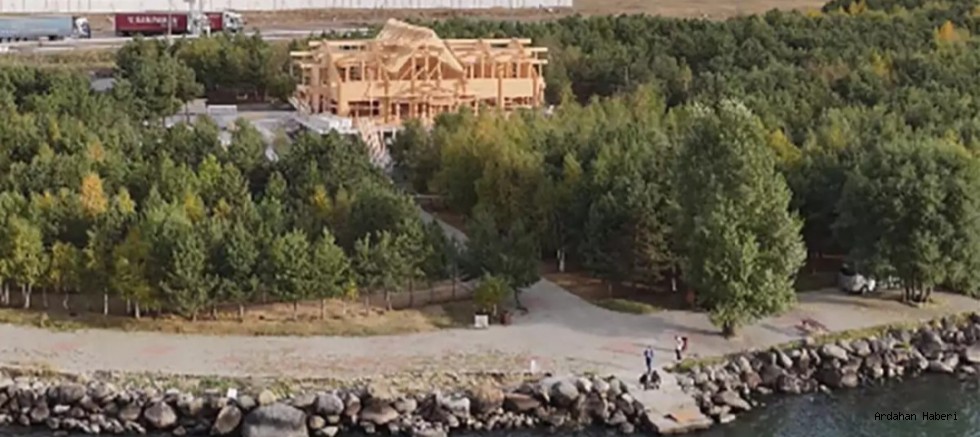 Çıldır Gölü’ndeki Kütük Ev Yeniden İnşa Ediliyor