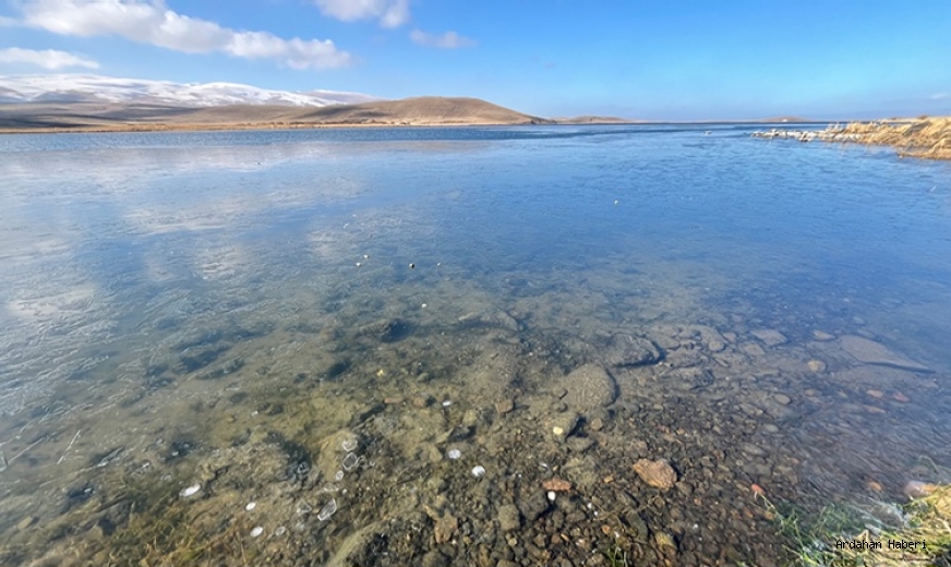 Çıldır Gölü’nün yüzeyi de tamamen donarak buzlanmaya başladı.