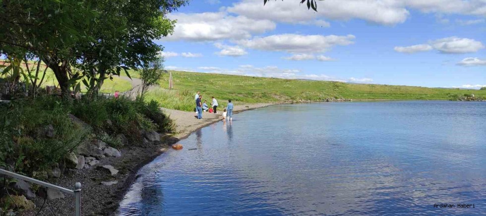 Çıldır Gölü, yazın serin sular da serinlemek isteyenleri ağırlıyor