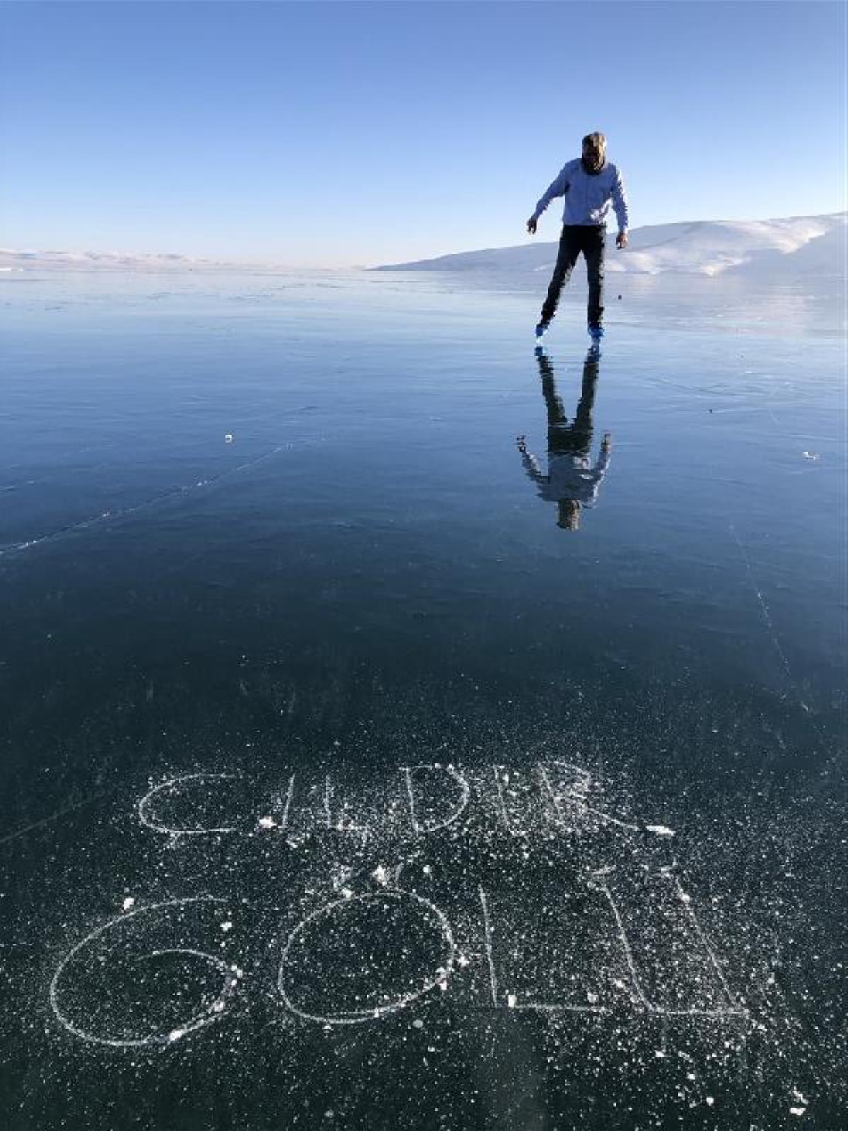 Çıldır Gölü'nde buz eğlencesi