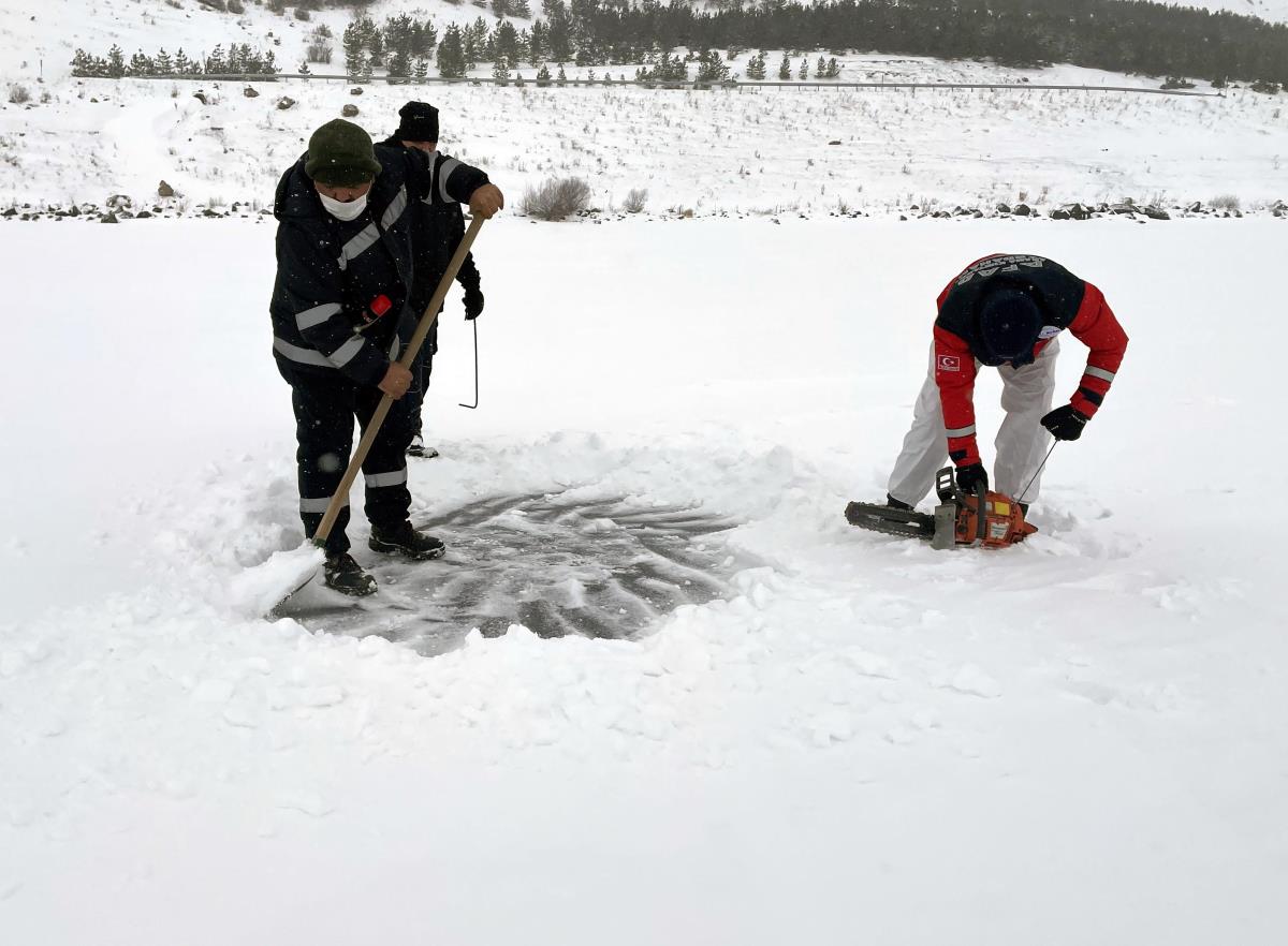 Çıldır Gölü'nde Buz Festivali öncesi buz kalınlığı ölçüldü